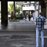 La strada � caratterizzata da portici movimentati da qualche esercizio commerciale